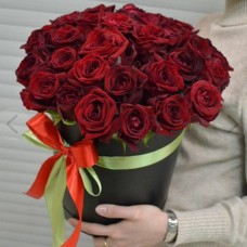 29 red roses in a hatbox